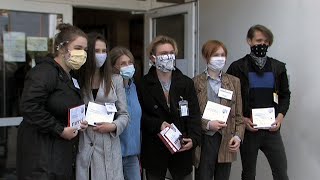 Dobrovolníci nakupují seniorům