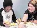 Ni~Ya and Hitsugi...banana peeling/pelando pl�tanos XD