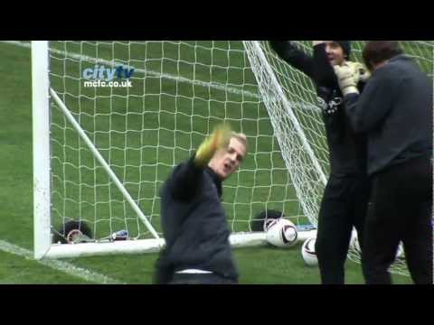 Joe Hart chante Wonderwall en plein entrainement ()