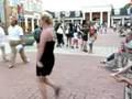 videos de Alaska lady with sunburn dancing at Six Flags