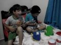 Raul e João Pedro cantando Neto Trindade