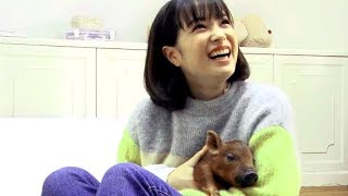 動物好きの広瀬すず、ウリちゃんとアドリブ撮影／フジカラーCMメイキング