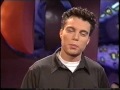 Mer 90-tal blir det inte. Här kommer ett klipp från Voxpop i början av 1998 med en geléindränkt Henrik Olsson. Klippet innehåller diverse Voxpopvinjetter, samt den U-vinjett som användes för ungdomsprogrammen i detta år. Hallåa är Johanna Östlund.