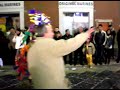 nel continente nero,
alle falde del kilimangiaro,
ci sta un popolo di negri
che ha inventato tanti balli
il pi� famoso � l'hully gully, hully gully hully guuu...

siamo i watussi, siamo i watussi,
gli altissimi negri,
ogni tre passi, ogni tre passi,
facciamo sei metri.

noi siamo quelli che nell'equatore
vediamo per primi la luce del sole
siamo i watussi.

siamo i watussi, siamo i watussi,
gli altissimi negri,
quello pi� basso, quello pi� basso,
� alto due metri.

qui ci scambiamo l'amore profondo
dandoci i baci pi� alti del mondo
siamo i watussi.

alle giraffe guardiamo negli occhi,
agli elefanti parliamo negli orecchi,
se non credete venite quaggi�,
venite venite quaggi�...

siamo i watussi, siamo i watussi,
gli altissimi negri,
ogni tre passi, ogni tre passi,
facciamo sei metri.

ogni capanna del nostro villaggio
ha perlomeno tre metri di raggio
siamo i watussi.

nel continente nero,
alle falde del kilimangiaro,
ci sta un popolo di negri
che ha inventato tanti balli
il pi� famoso � l'hully gully, hully gully hully guuu...

orch.

siamo i watussi, siamo i watussi,
gli altissimi negri,
quello pi� basso, quello pi� basso,
� alto due metri.

quando le donne stringiamo sul cuore
noi con le stelle parliamo d'amore
siamo i watussi.
qui ci scambiamo l'amore profondo
dandoci i baci pi� alti del mondo
siamo i watussi.
noi siamo quelli che nell'equatore
vediamo per primi la luce del sole
siamo i watussi.

nel continente nero ecc...