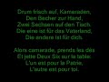 Lyrics:Das Leben ist auch ein Würfelspiel.Wir würfeln alle Tage.Dem einen bringt das Schicksal viel,Dem and'ren Müh' und Plage.Drum frisch auf, Kameraden,Den Becher zur Hand,Zwei Sechsen auf den Tisch.Die eine ist für das Vaterland,Die andere ist für dich.Wir würfeln, daß die Platte kracht,Nach alter Landsknechtssitte.Schon mancher, der das Spiel verlacht,Verschwand aus unsrer Mitte.Drum frisch auf, Kameraden,Den Becher zur Hand,Zwei Sechsen auf den Tisch.Die eine ist für das Vaterland,Die andere ist für dich.Noch würfeln wir um unser GlückUnd um ein gut Gelingen.Vielleicht auch bald um das Genick,Wenn die Granaten singen.Drum frisch auf, Kameraden,Den Becher zur Hand,Zwei Sechsen auf den Tisch.Die eine ist für das Vaterland,Die andere ist für dich.Doch Furcht, die ist uns unbekannt,Wie auch die Würfel liegen.Wir kämpfen für das VaterlandUnd glauben, daß wir siegen.Drum frisch auf, Kameraden,Den Becher zur Hand,Zwei Sechsen auf den Tisch.Die eine ist für das Vaterland,Die andere ist für dich.Und noch bei Petrus wollen wirDen Würfelbecher schwingen.Und noch im himmlischen RevierSoldatenlieder singen !Drum frisch auf, Kameraden,Den Becher zur Hand,Zwei Sechsen auf den Tisch.Die beiden sind für die Seeligkeit,Das langt für dich und mich.