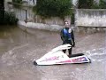 a dicembre in moto d'acqua tra le strade della baia verde allagata