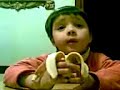 Julian comiendo banana