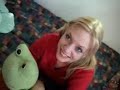 süßes Girl mit Frosch Plüsch