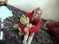 süßes Girl mit Frosch Plüsch