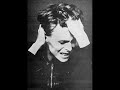 david bowie helden, german version of heroes

lyrics:
du
k�nntest du schwimmen
wie delphine
delphine es tun
niemand gibt uns eine chance
doch k�nnen wir siegen
f�r immer und immer
und wir sind dann helden
f�r einen tag

ich
ich bin dann k�nig
und du
du k�nigin
obwohl sie
unschlagbar scheinen
werden wir helden
f�r einen tag
wir sind dann wir
an diesem tag

ich
ich glaub' das zu tr�umen
die mauer
im r�cken war kalt
die sch�sse reissen die luft
doch wir k�ssen
als ob nichts geschieht
und die scham fiel auf ihre seite
oh, wir k�nnen sie schlagen
f�r alle zeiten
dann sind wir helden
nur diesen tag
dann sind wir helden
dann sind wir helden
dann sind wir helden
nur diesen tag

dann sind wir helden (less)