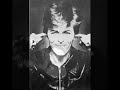 david bowie helden, german version of heroes

lyrics:
du
k�nntest du schwimmen
wie delphine
delphine es tun
niemand gibt uns eine chance
doch k�nnen wir siegen
f�r immer und immer
und wir sind dann helden
f�r einen tag

ich
ich bin dann k�nig
und du
du k�nigin
obwohl sie
unschlagbar scheinen
werden wir helden
f�r einen tag
wir sind dann wir
an diesem tag

ich
ich glaub' das zu tr�umen
die mauer
im r�cken war kalt
die sch�sse reissen die luft
doch wir k�ssen
als ob nichts geschieht
und die scham fiel auf ihre seite
oh, wir k�nnen sie schlagen
f�r alle zeiten
dann sind wir helden
nur diesen tag
dann sind wir helden
dann sind wir helden
dann sind wir helden
nur diesen tag

dann sind wir helden (less)
