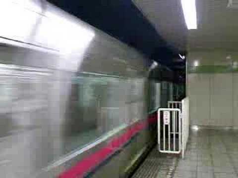 都営新宿線曙橋9000系通過