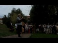Udaletxeko lorategian orain urte batzuk inauguratutako Oroimenaren Bidean elkartu ziren berriztarrak.