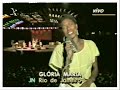 Glória Maria, ainda uma adolescente, apresentando o conjunto durante sua apresentação no Rock in Rio, em 15 de janeiro de 1985.Formação e primeiros trabalhosEm 1981, dois estudantes do Colégio Imaculada da Conceição, no Rio de Janeiro, decidiram formar uma banda de rock'n roll, misturando blues com o estilo dos Rolling Stones. Algum tempo depois, a dupla — Guto Goffi, baterista e Maurício Barros, tecladista— se uniu a Frejat, na guitarra, e a Dé, no baixo. Os ensaios ocorriam sempre na casa dos pais de Maurício, e como a banda ainda não tinha vocalista, Léo Jaime, um amigo, acabava fazendo o vocal algumas vezes. Ao ser chamado para entrar na banda, porém, Léo recusou o convite, e indicou Cazuza para assumir o seu lugar. O vocal berrante de Cazuza agradou muito os outros quatro, e depois que ele mostrou algumas letras antigas que vinha escrevendo à tempos, não demorou nada até que o Barão Vermelho, uma banda cover até então, começasse a compor suas próprias músicas, e formasse um repertório próprio.Em 1984, o Barão Vermelho tocou com a Orquestra Sinfônica Brasileira, e em 1985, foi convidado para abrir os shows internacionais do Rock in Rio. Depois de tanto sucesso, estava claro para todos que a carreira da banda estava consolidada.Tempos difíceisCazuza já havia expressado o seu desejo de fazer trabalhos solo, e era apoiado por Frejat, contanto que, para isso, ele não abandonasse a banda. Porém, depois de algumas brigas, Cazuza abandonou o grupo definitivamente, e ainda levou consigo algumas músicas para o seu primeiro disco solo. A banda superou, lançando a música 