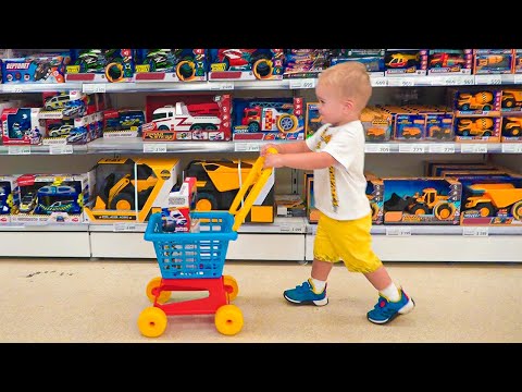 El pequeño Chris simula jugar con juguetes - los mejores videos para niños