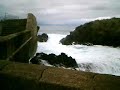 Rompiendo olas en el puerto de Tapia de Casariego