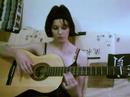 ludivine joue de la guitare