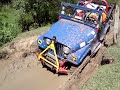 jeep millenium subindo barranco na trilha de moto