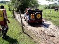 jeep millenium subindo barranco na trilha de moto