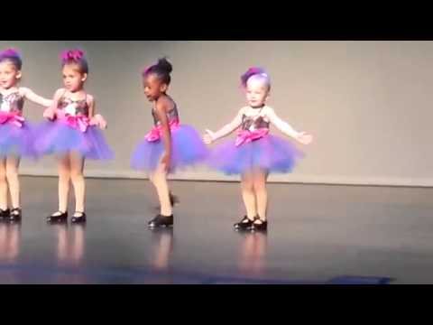 dançarina - Uma menininha surpreendeu à todos durante uma apresentação da escola onde faz aulas de dança. Enquanto as coleguinhas faziam a coreografia ensaiada para a fe...