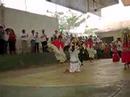 dans le d�partement de santa-cruz les coll�giens de cotoca dansent pour le groupe sagarnaga.