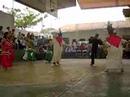 dans le d�partement de santa-cruz les coll�giens de cotoca dansent pour le groupe sagarnaga.