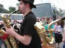 saxwaves (acad�mie de vis� et waremme) qui se d�chainent sur un parking en ...hongrie