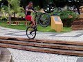 Karil descendo a escada de TRIAL