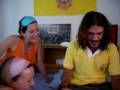 - l�albert llegint una cr�nica d��ndia amb les seves amigues a casa meva a bangkok.
