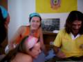 - l�albert llegint una cr�nica d��ndia amb les seves amigues a casa meva a bangkok.