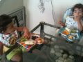 HANNIA Y BELEN COMIENDO UN SNACK