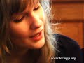 finir l'ann�e avec les douceurs de cocoon, en commencer une nouvelle avec la douceur des m�lodies sucr�es et jamais �coeurantes de ce duo. les chansons de cocoon me rappellent ces sucettes qui en leur coeur recelaient une friandise petillante, acidul�e qui claquaient sur le palais. ici les paroles peuvent se montrer noires, tr�s noires... un m�lange des saveurs comme on les aime. comme l'ann�e 2008 va nous en reserver, on l'esp�re, � nous tous, � vous tous...

bonne ann�e de la part de tout l'�quipage du cargo...

www.myspace.com/listentococoon

www.lecargo.org