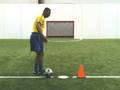 Cómo jugar fútbol (soccer) : Combinación de jugada cruzando el pie y pateo