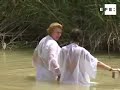 Cristianos ortodoxos reviven el bautismo de Jesús en el río Jordán.