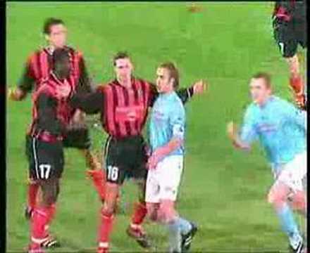 Hij kan zomaar vallen: de tweeduizendste Nederlandse Europacup treffer YouTube Preview Image