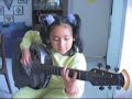 Carolina tocando la guitarra en la Fundaci�n TeleGenio