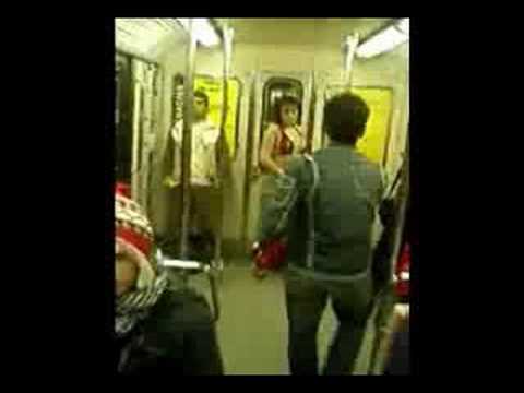 bragas de niñas en el metro