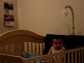 BEBE VIENDO TV