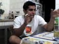 Maurício, aracaju e trimilike trocando ideia na cozinha, galera reunida na sala, loreti tocando violao