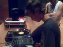 javi en los platos y kaze (vinilo keepers) observando