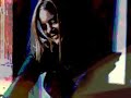 Nada - Pasticcio universale (feat. Mauro Lusini)Gloria si veste d'oroe il prezzo è già aumentatoio come donna ancora nodi lucidare le tue ali mi hai stancatoVuoi volare?Ti prego ancora un po'libero di fareregina dolce turegina io quando mi toccarespirare a bocca a boccaper ossigenarti il cuorefar rollare il tuo motoreper volareti prego ancora un po'aspetto ancora un pocoche tu finisca il giocoAnnusa un po' la stradaè a prezzo di mercatotutto l'aiuto ti daròl'amore non sarà così contrabbandatoVuoi volare?Pagare no peròma sempre lo sai fareio non volevo nose scegli chiaro nella stanzascopriremo ciò che contae che il pasticcio universaleè perché volevi solotu volarecon me ti porteròvoglio camminarevoglio che tu sia non sia più tuamante delle stelle nopadrone della pelle noma questa sera ti vorreicompagno amico ti vorreimescolando un po'io più lei più tuNoi più lei più lui più voipiù tutti in compagnia qui sotto queste nuvolecento, mille fuochinoi con gli occhi non più vuotiin pieno certo di celestema con tanto di terrestreE poi volareinsieme perché nosorridersi nel solecol chiaro di un falòscaldarsi bene il cuoremescolarsi un po' fra noie amare un po' la vitae dire che non è finita noe poi volareinsieme perché noe poi volareaspetto ancora un pocoche tu finisca il giocoAnnusa un po' la stradaè a prezzo di mercatotutto l'aiuto ti daròl'amore non sarà così contrabbandatoVuoi volare?Insieme perché nosorridersi nel solecon me ti porteròscaldarsi bene il cuoremescolarsi un po' fra noie amare un po' la vitae dire che non è finita noe poi volareinsieme perché noe poi volareti prego ancora un po'e poi volaree poi volarescaldarsi bene il cuoreinsieme perché nomescolarsi un po' fra noie amare un po' la vitati prego ancora un po'e dire che non è finita noe poi volaree poi volaree volare