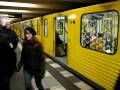videos de U-Bahn Berlin (GI/1E auf Linie U2): Ein- und Ausfahrt in U-Bahnhof Stadtmitte mit Livemusik