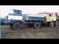 IFA W50 mit defektem Allradantrieb kam auf dem schlammigen Parkplatz des 8.Tatratreffens in Seehausen die Kante zu den Holzschwellen nicht hoch. Ein Tatra 813 eilt ihm zur Hilfe und schubst ihn im wahrsten sinne des wortes die Schwelle hoch. Aber seht selbst.