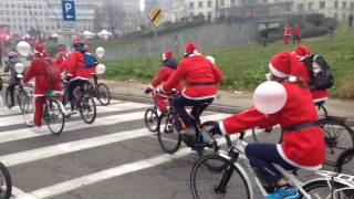 Torino, chi sono i Babbo Natale che ogni anno invadono la città