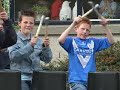 het groot zelfgemaakte schoolplein orkest