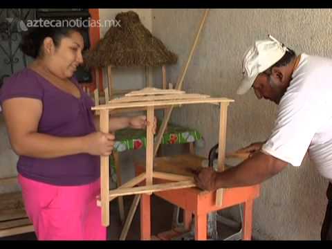 Nacimientos de Navidad. - Una familia se dedica desde hace 15 años a la fabricación de casitas para nacimientos navideños. Todos cooperan en esta labor, unos arman, tejen y otros más ...