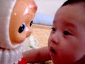 Khánh Linh nằm chơi với lật đật (8h41 -02/06/2005).