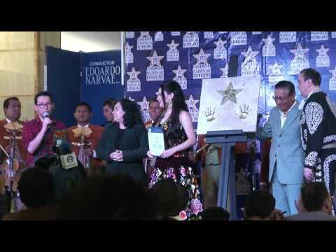 devela - EL DIA DE HOY 19 DE SEPT. NADIA RECIBE UN RECONOCIMIENTO MAS A SU YA LARGA TRAYECTORIA , PUES LA ORGANIZACION DE GALERIAS , PLAZA DE LAS ESTRELLAS LE ORGANIZ...