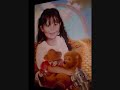femme du vent et du soleil
au revoir petite fille

fuyant cette vie pour trouver une vie meilleure
elle part, emmenant avec elle sa petite fille
main dans la main prenant le chemin du d�part, puis la
maman lui demande doucement de l'aider un peu, 
elle c'est que le chemin sera long pour cette enfant

dormir ce soir dans une chambre o� elle pourra se reposer, 
une petite main si douce, s'approch�t d'elle pour la rassurer 
victoria s'endormira ce soir dans un lit bien chaud 
et tien fortement cette main qui l� tant prot�ger
ne pouvant plus la femme c'est mis � dormir, l'h�tel �tait
tenu par une patronne au regard tr�s louche
 
et au petit matin la d�solation, l'enfant avait disparus
tenant seulement dans ses mains ce petit bout de chiffon
de la fillette, qu'elle aimait tant a caress�
un hurlement retenti dans cette chambre obscure, puis 
soulevant d'un bond de cette chambre
on aurait crue entendre un tremblement de terre,  
la m�re �tendue par terre supplie cette femme de lui rendre son enfant
et d'un air ne pas-y toucher ''mais ma bonne femme ! votre enfant nous ne lavons pas vue''
ils sont tous mis � sa recherche pour retrouver la fillette, on 
la retrouva le petit corps sans vie �pres plusieurs jours au fond de la rivi�re