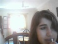 menina cantando horrível mente